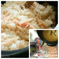 生姜とかに缶の混ぜご飯。お米にお酒、出汁、昆布を入れて炊き上がったら、甘酢の生姜とかに缶を混ぜるだけ。簡単。|のーなさん