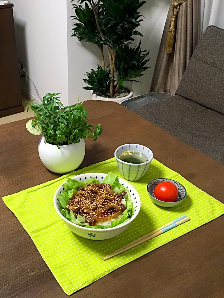 黒毛和牛の胡麻たっぷり焼肉丼、トマト、ワカメスープ|pentarouさん