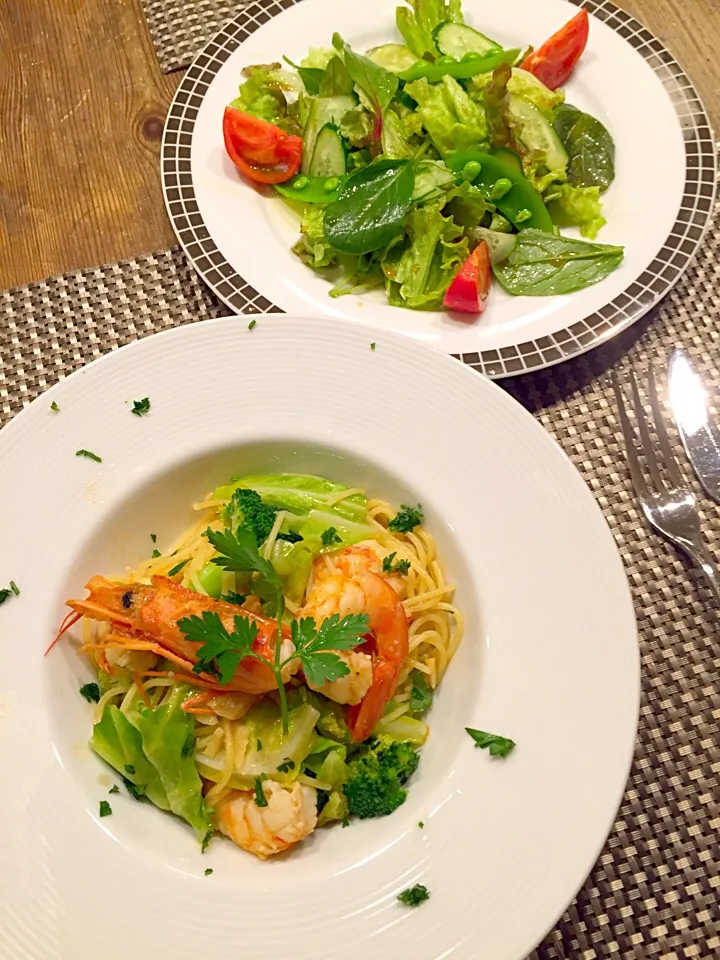 日曜日のパスタ🍝海老と春キャベツのペペロンチーノ🍤🍃シンプルサラダ🍅🌿|まみりんごさん