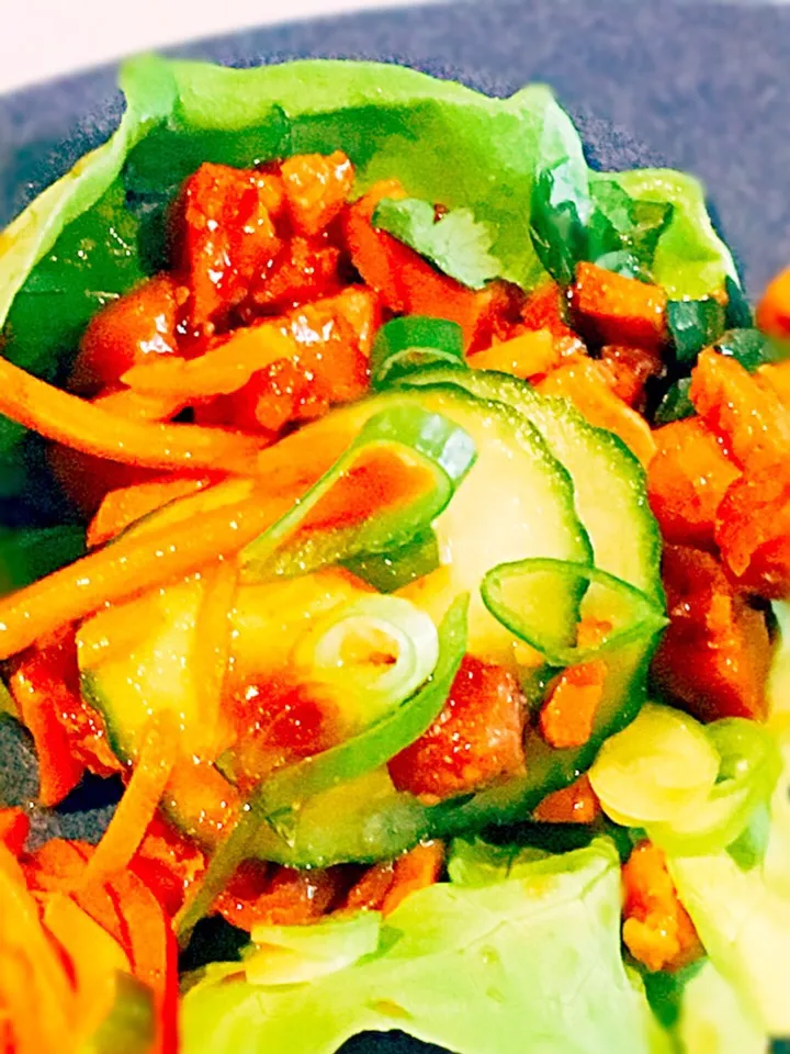 Korean chicken in lettuce wrap. Fresh pickled veggies!|ted mantasさん