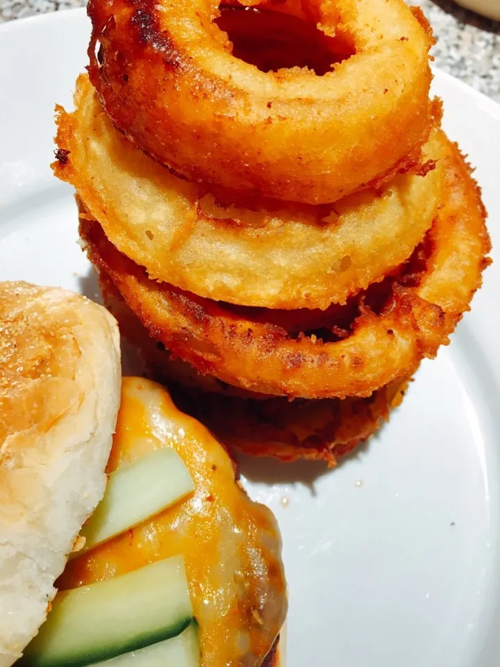 Onion rings made with Anchor Steam beer. Quality beer creates light fresh batter!  And the cheeseburger was excellent too!|ted mantasさん