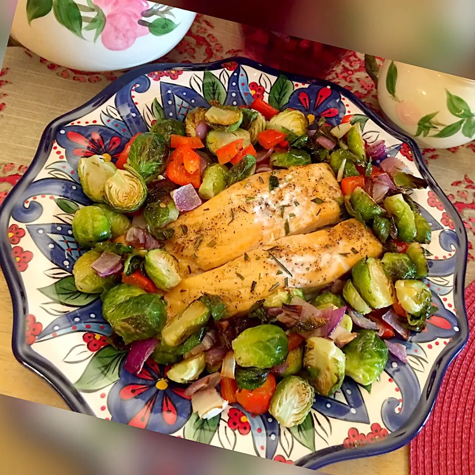 Baked salmon with roasted brussels sprouts, red onions, red bellpeppers & fresh rosemary herb😍 delish|🌺IAnneさん