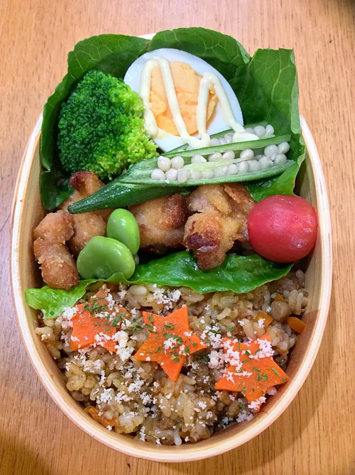 Snapdishの料理写真:自分のお弁当。ドライカレーピラフ、鳥から揚げ、オクラ、たまご。午前は職場の健康診断。絶食でのお弁当作りはなかなか、辛い！笑。|泡子さんさん