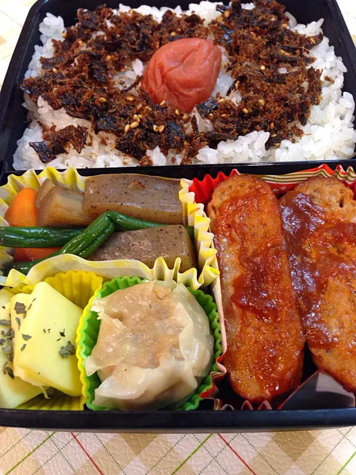 旦那弁当
デミハンバーグ、煮物（人参、大根、牛蒡、こんにゃく、インゲン）、シューマイ、チーズ   手抜き（笑）チルド系が多くなってしまった…買い物に行かなくては(ｰｰ;)|のむのむさん