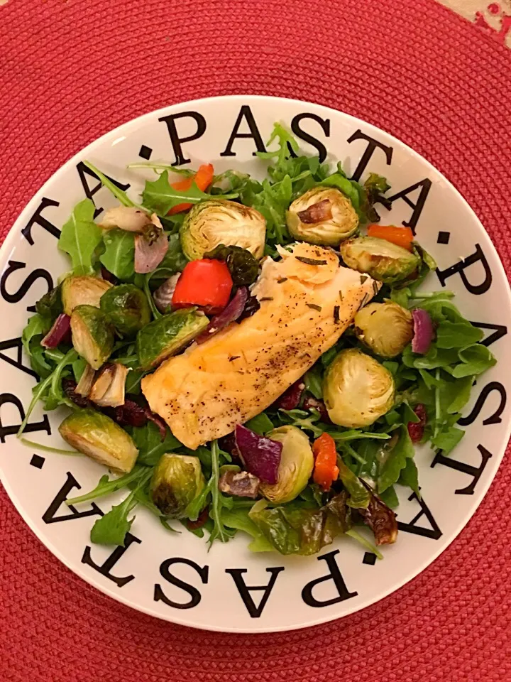 Arugula salad topped with baked salmon and roasted brussels sprouts|🌺IAnneさん