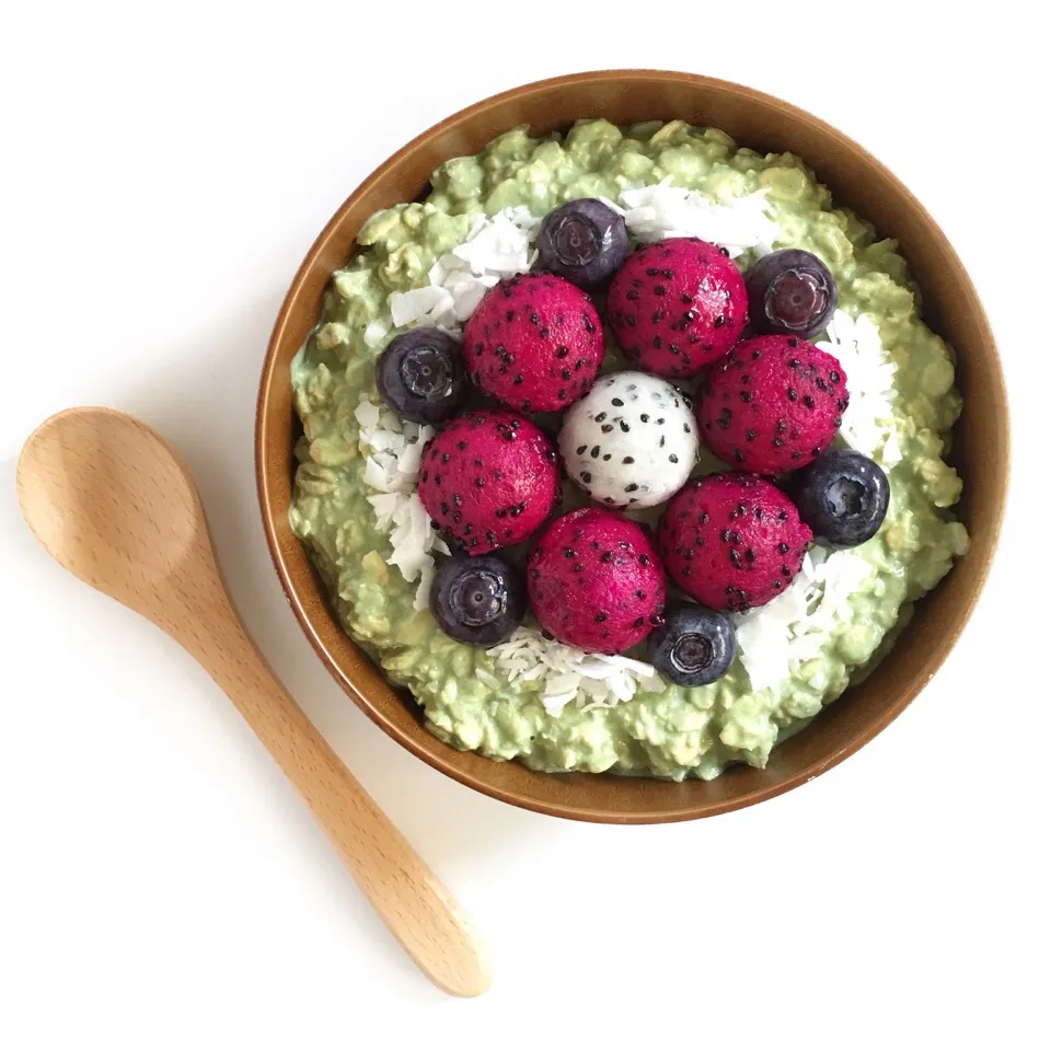 Matcha oats with dragonfruit balls, blueberries & coconut|coxiella24さん