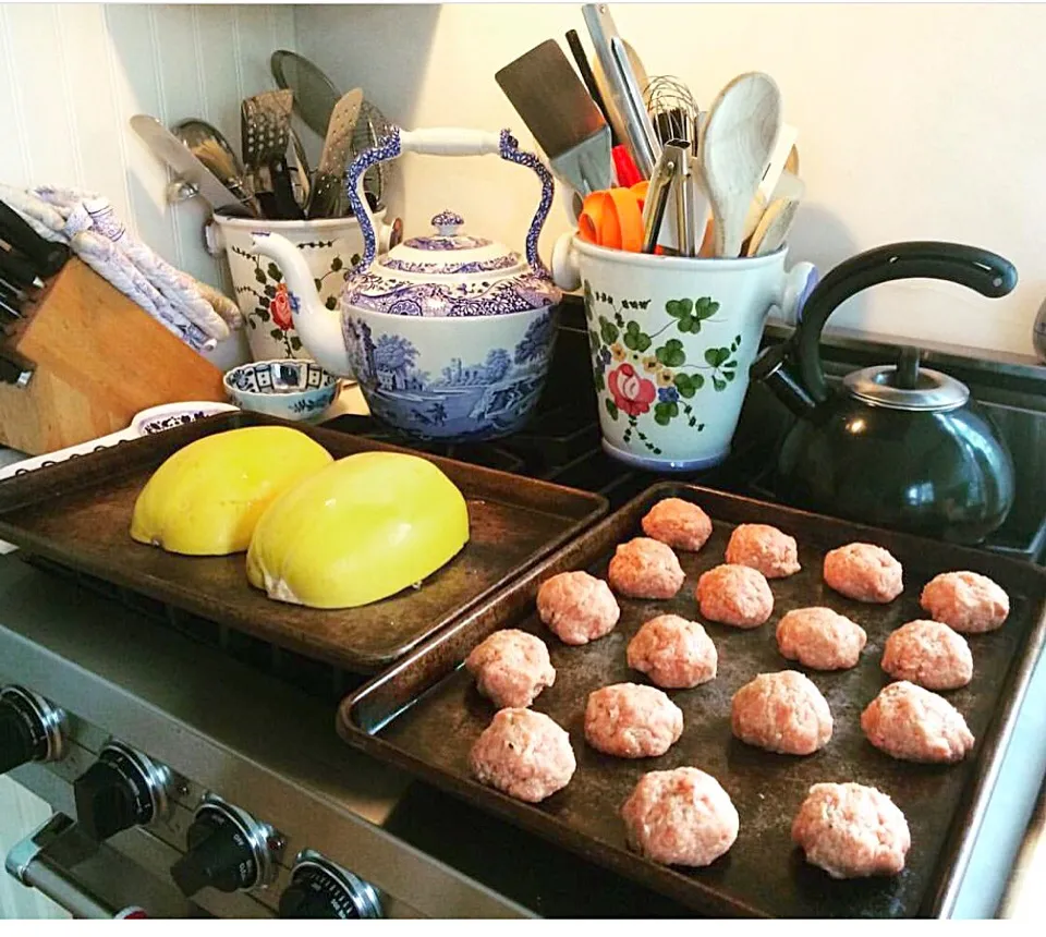 Roasted spaghetti squash and homemade turkey parmesan meatballs|🌺IAnneさん