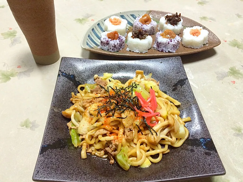 Snapdishの料理写真:簡単夕飯で、焼うどんとおにぎり😊|makoさん