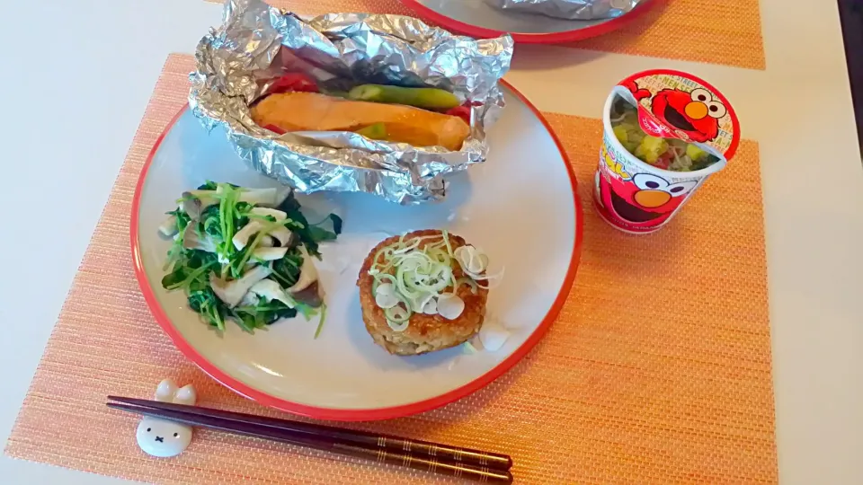 今日の夕食　鮭のホイル焼き、エリンギと豆苗の塩麹炒め、市販のライスバーガー、USJお土産のセサめん|pinknari🐰🌈さん