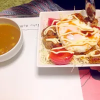 Snapdishの料理写真:ロコモコ丼とカレースープ|Kaori Nakamuraさん