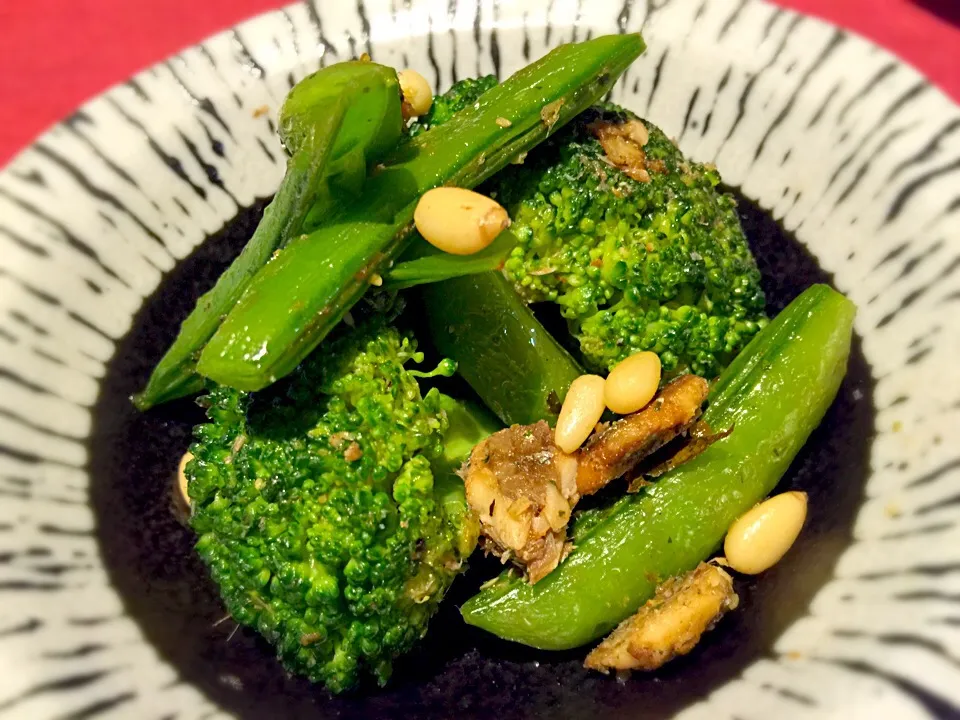 家庭菜園産スナップエンドウとブロッコリーのオイルサーディンガーリックソテー。
Pan sautéed snow peas from my garden and broccoli with oil sardines.|Sayaka Jinsenji Huletteさん