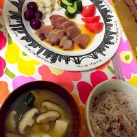 Snapdishの料理写真:カツオのたたき しいたけほうれん草油揚げ豆腐の味噌汁 きゅうりと人参のピクルス 数の子のわさびあえ トマト|ぽぽさん