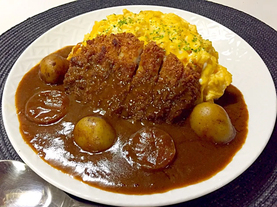 オムカツカレーが晩ご飯なり～🐖|みほままこさん