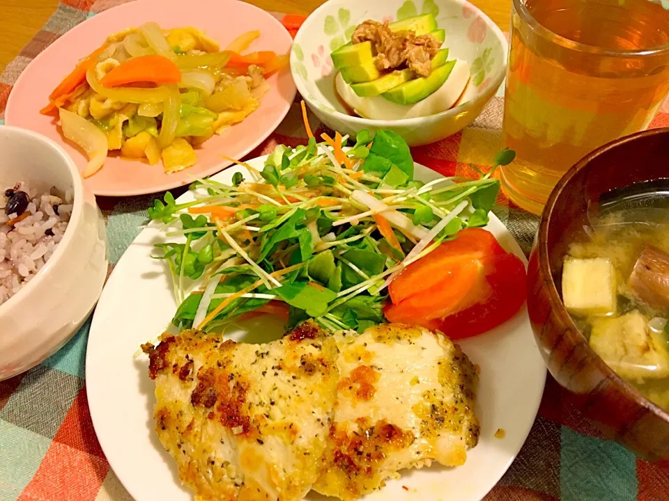 ＊鶏胸肉の梅風味カツレツ
＊生姜和風餡掛け味の野菜炒め
＊冷奴アボカドとツナ乗せ
＊茄子と新玉葱とワカメの味噌汁|モケモケさん