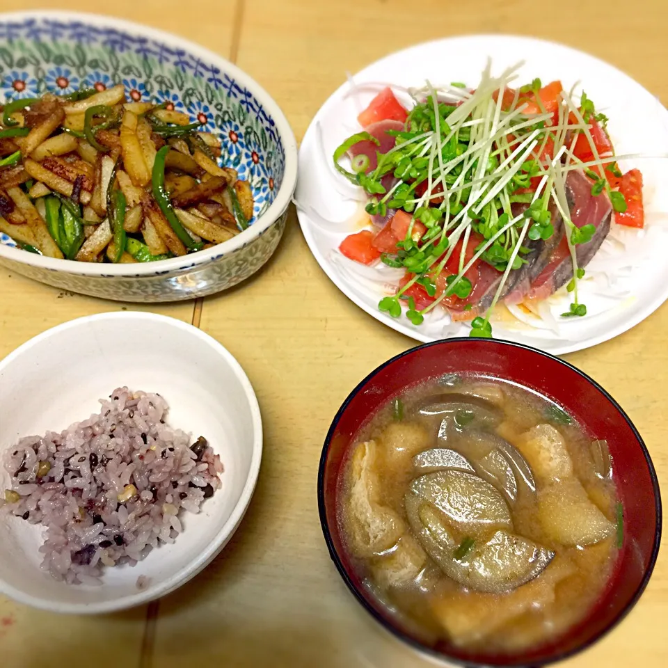 カツオのたたきトマト生姜ドレッシング ポテトとピーマンのきんぴら 茄子と油あげのみそ汁 雑穀ごはん|しまさん