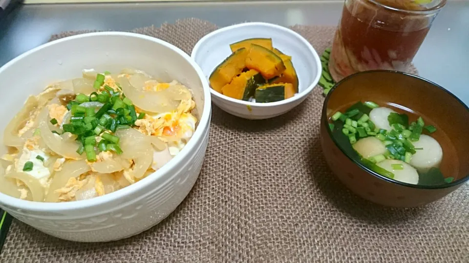 親子丼、かぼちゃの煮物、お吸い物|おむすびさん