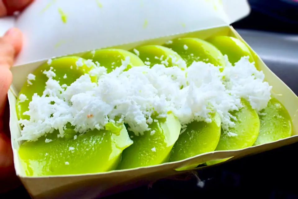 Pandan Kutsinta with Fresh Coconut Meat|Nyam | 照ちゃんさん