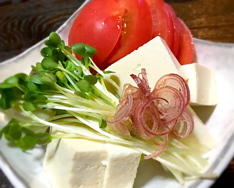 昼:酢豚定食 ・ 夜:餃子&中華丼で🍺
早々に帰宅し 
熊本産トマト 添え冷奴でハイボール|muutさん