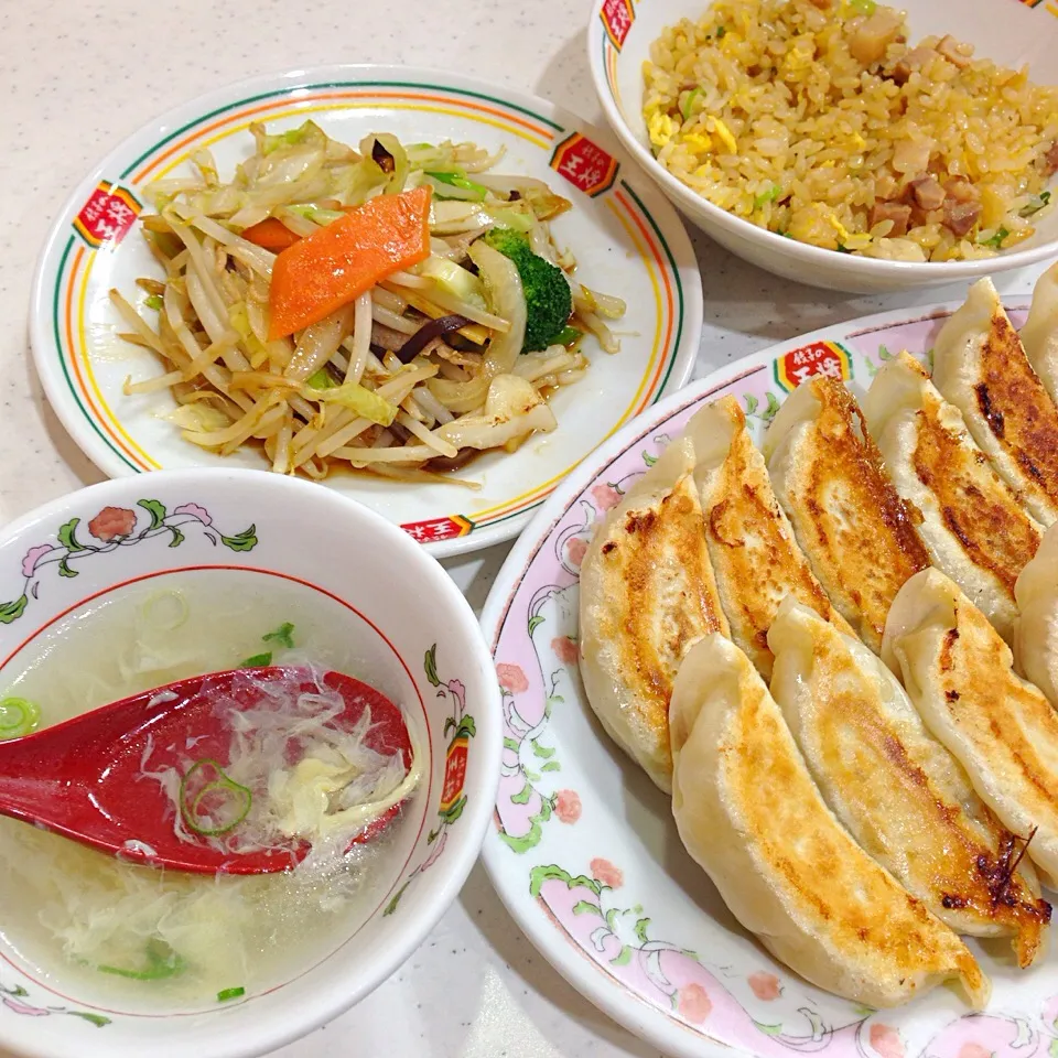 Snapdishの料理写真:餃子、ミニ炒飯、ミニ野菜炒め|chacoさん