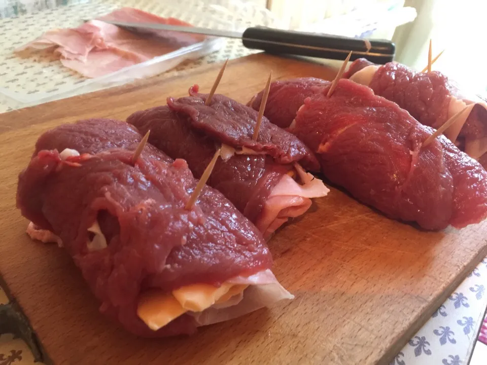 Fettine di #puledro #cavallo in stile involtini. Con #prosciutto e #cheddar.|matteo pisanoさん