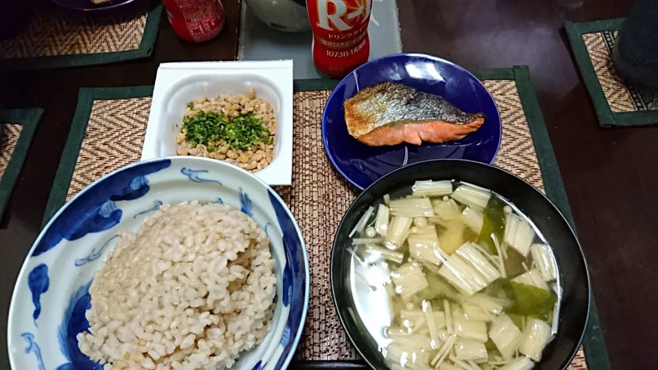 Snapdishの料理写真:納豆&鮭&えのきの味噌汁|まぐろさん