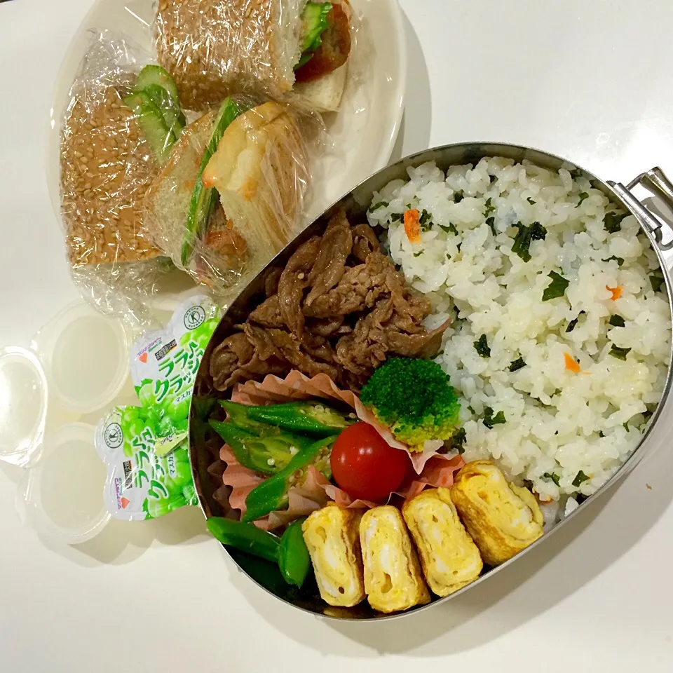 鮭わかめご飯
牛肉炒め
玉子焼き
オクラおかか醤油和え
スナップエンドウとブロッコリー塩茹で
プチトマト

ポークソーセージとキュウリのホットドッグ
ミニカップゼリー|Juneさん