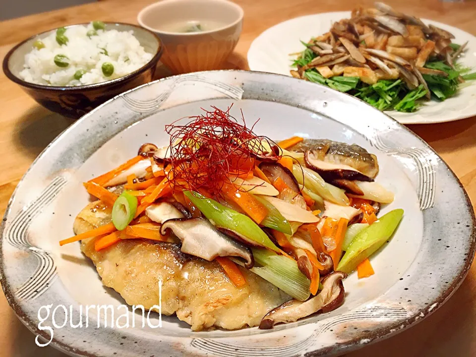 鰆の野菜たっぷり中華あんかけ、水菜とカリカリお揚げ&ごぼうのサラダ、豆ごはん、新玉ねぎのスープ などの夜ごはん♪|プーティさん