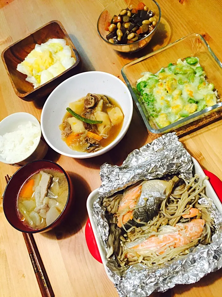 Snapdishの料理写真:鮭とキノコのホイル焼き、そら豆のチーズ焼き、肉じゃが、豚汁。|Daisuke Kasaharaさん