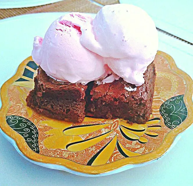 brownies topped with strawberry ice cream...|Lohan Brownさん