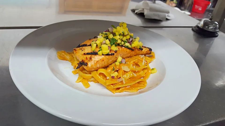 mango sesame salmon with a cream horseradish fettuccine and a mango cilantro salsa|Jayson Mccrimmonさん