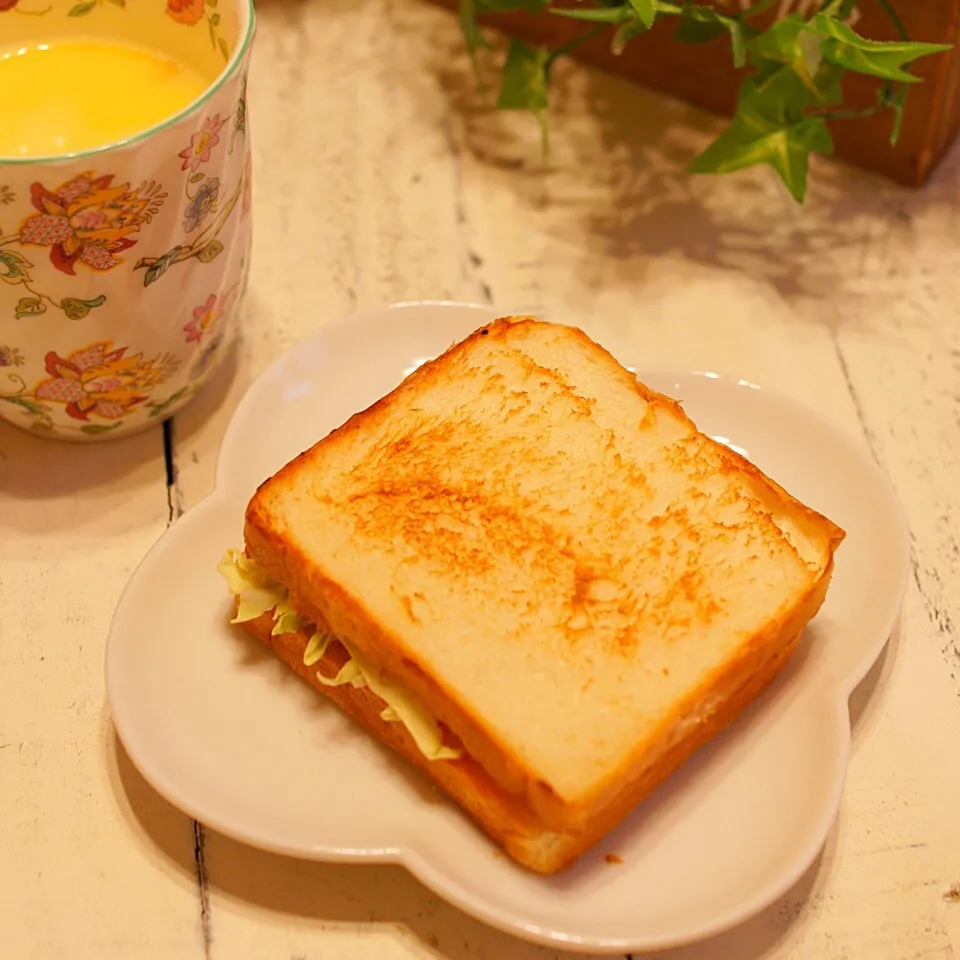 Snapdishの料理写真:娘の朝食には、ピザサンド♪|ゆうこ♡ᵕ̈*⑅୨୧さん