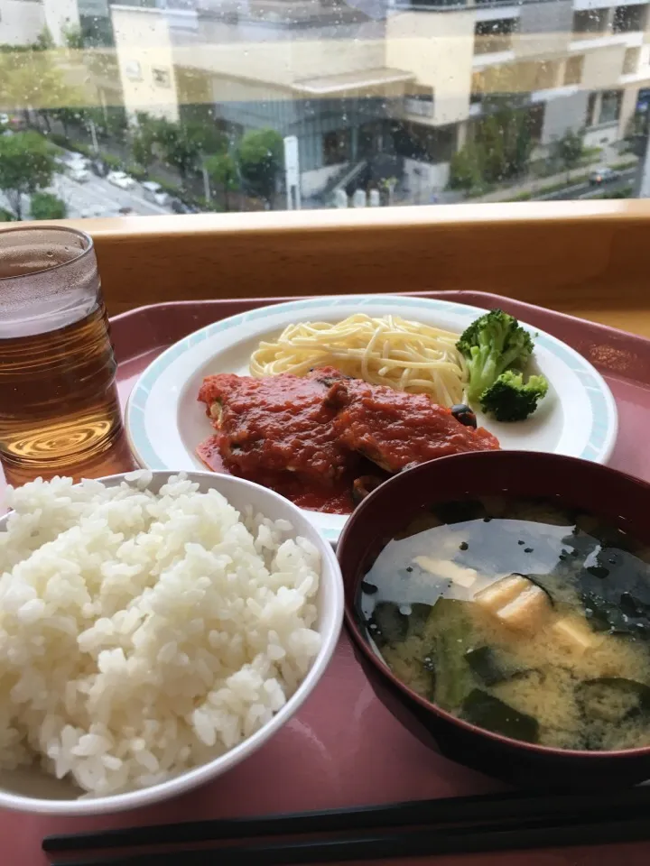 Snapdishの料理写真:鯖のトマト煮ライス小味噌汁570円|PegaOさん