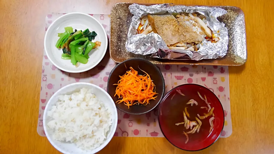 Snapdishの料理写真:5月16日　鰤のホイル焼き　にんじんの和風サラダ　小松菜のおひたし　とろろ昆布と干しエビのお吸い物|いもこ。さん