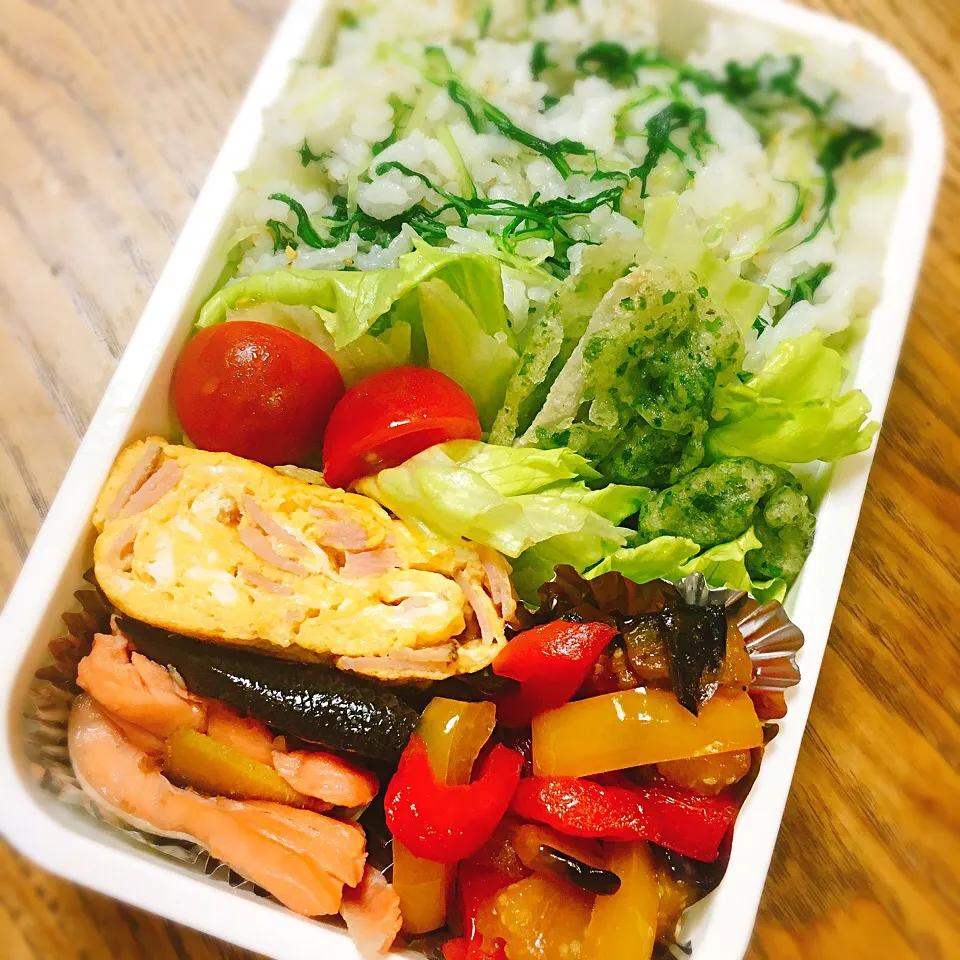 今日のお弁当
・パプリカと茄子の甘酢炒め
・パストラミハム入りの卵焼き
・生鮭のあら煮
・水菜ごはん
・ちくわ揚げ（冷凍）|akiさん