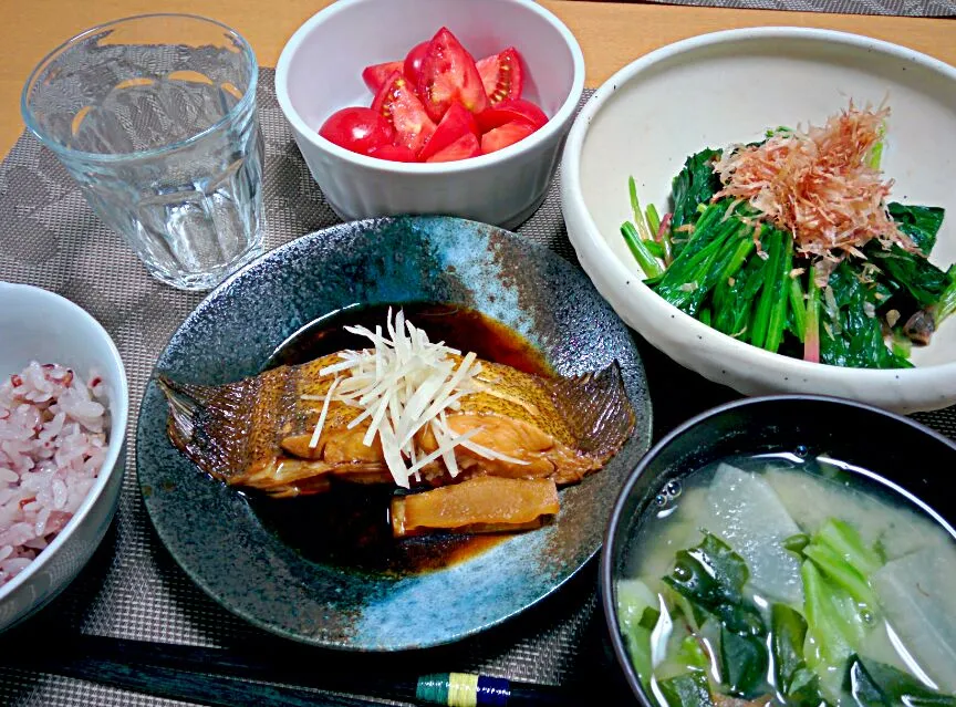 水カレイの煮付け、ほうれん草のポン酢おかか和え、キャベツと大根の味噌汁、高糖度トマト|ねむねこさん