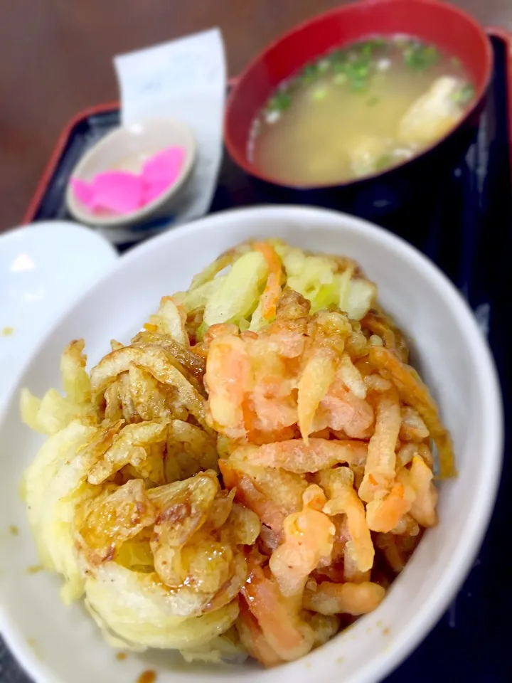 Snapdishの料理写真:野菜かき揚げ丼 味噌汁付 500円|もちゆみさん