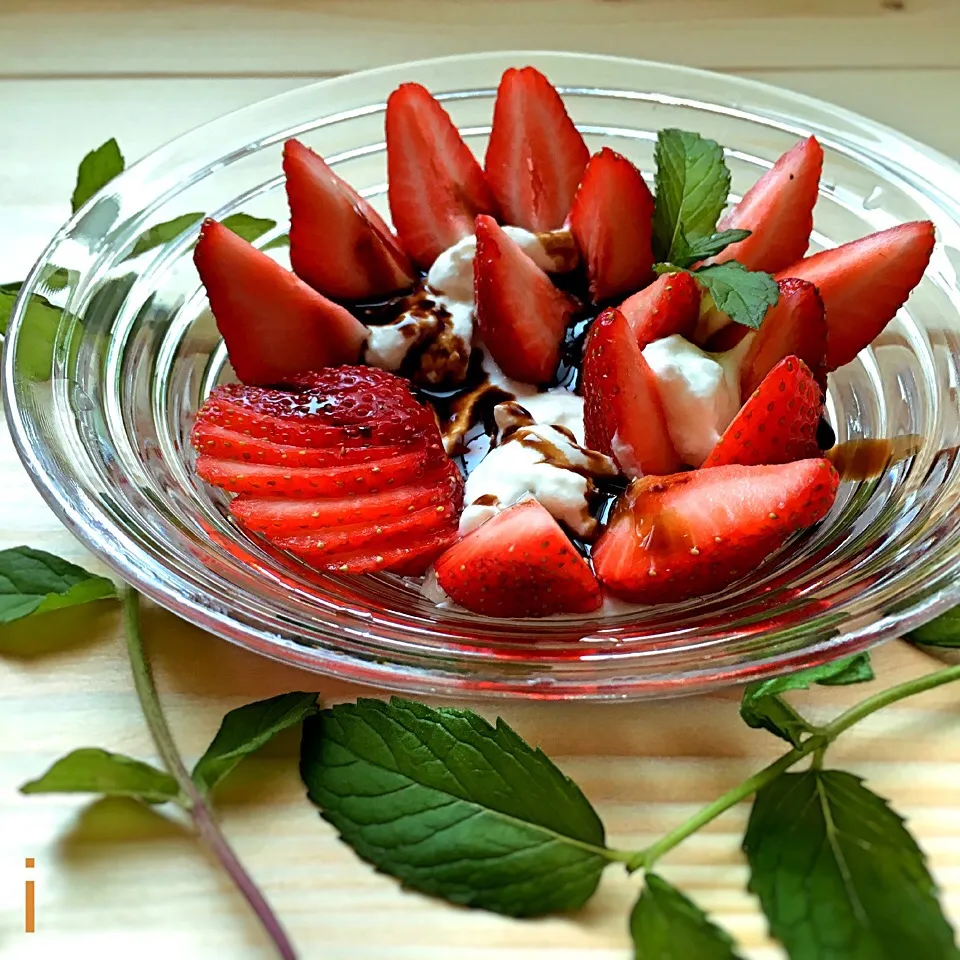 welcomeizumiさんの料理 🍓🍴水切りヨーグルトのバルサミコソース苺添え  【Strawberries and yogurt served w/ balsamic sauce】|izoomさん