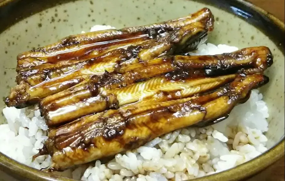 焼穴子丼😋|あらいぐまのしっぽさん