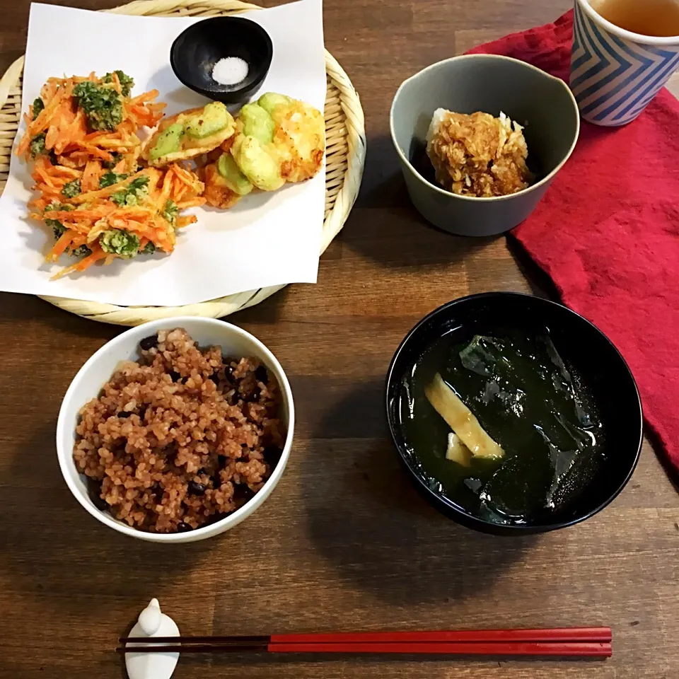 お昼ごはん。いただきもののそら豆とえびのかき揚げ。にんじんとパセリのかき揚げ。だいこんおろし。わかめと麸のお味噌汁。|yukko7740さん