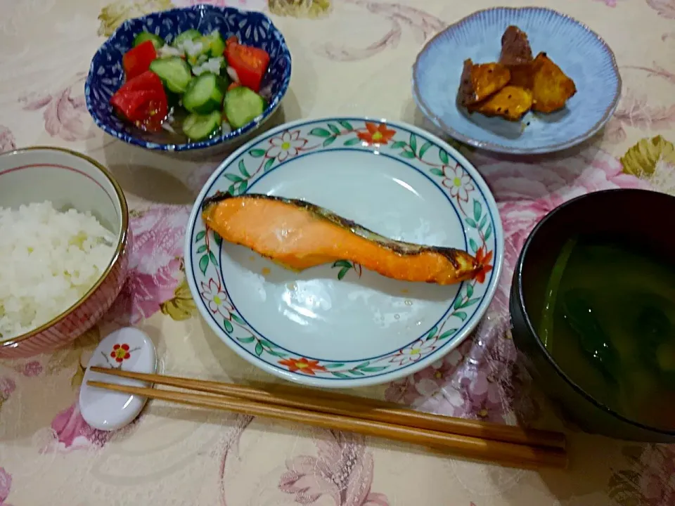 鮭の西京漬け😉トマトときうりの酢の物😆大学芋|たえさん