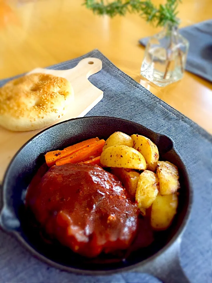 今日の晩御飯✨スキレットでハンバーグ✨皮付き新ジャガソテー✨ゴマフォカッチャ✨|きりぼうさん