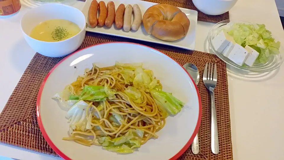 今日の夕食　アンチョビとキャベツのパスタ、豆腐サラダ、ソーセージ、コストコのベーグル、コーンスープ|pinknari🐰🌈さん