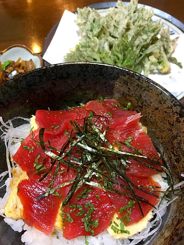 Snapdishの料理写真:鉄火丼＆タラの芽天ぷら|ダンディ☆和田さん