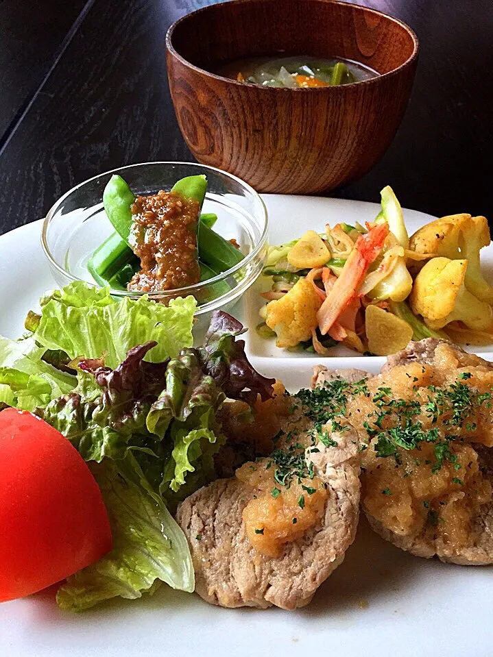 ⭐️豚ヒレ肉の新玉ねぎソース
⭐️カリフラワーと春キャベツのカレー炒め
⭐️スナップえんどうとインゲンの胡麻和え
⭐️小松菜と人参の味噌汁|よっちぃさん