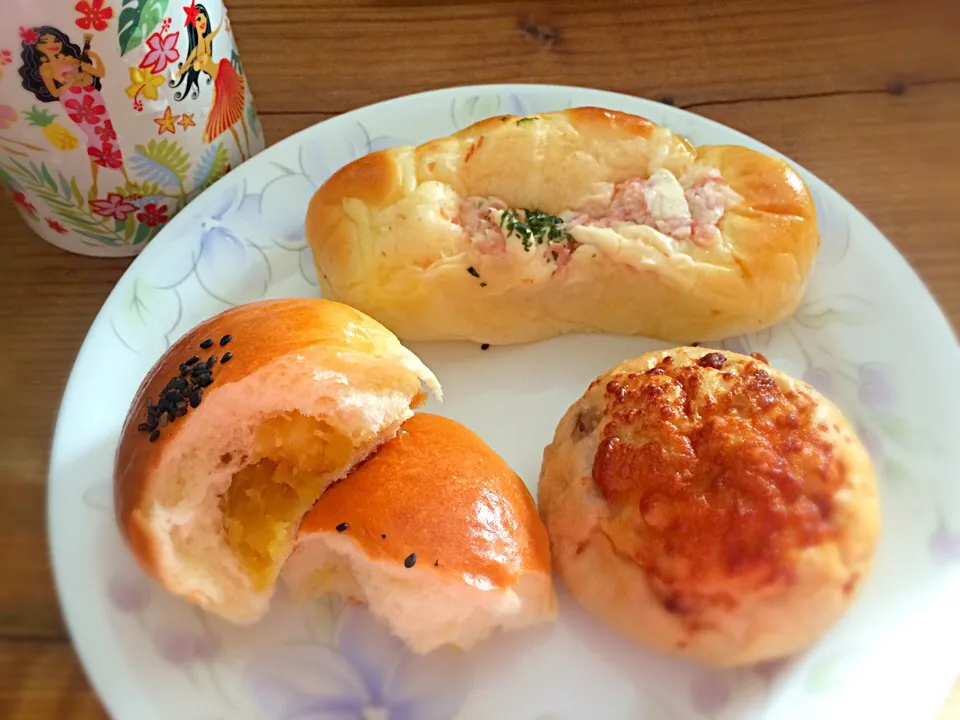 100円ホクオーのパン。小ぶりですが、くるみパンはクリームチーズ入り、芋あんぱんも良い感じです。|mikaさん