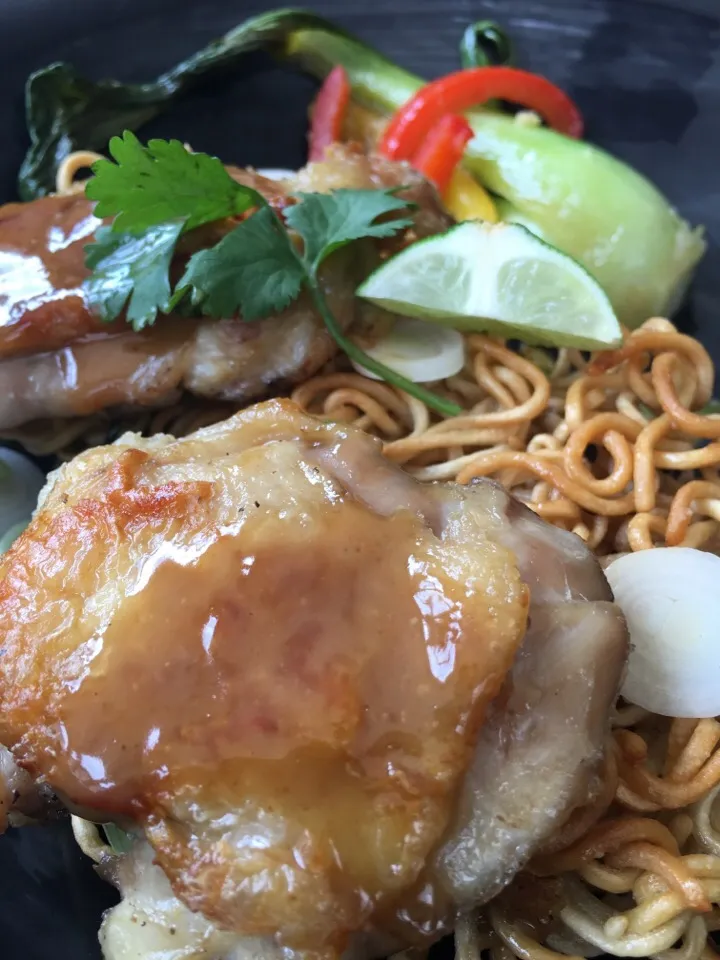 Crispy Sesame Ramen with Stir Fried Veggies and Boneless Chix Thighs|Christine pavelkaさん