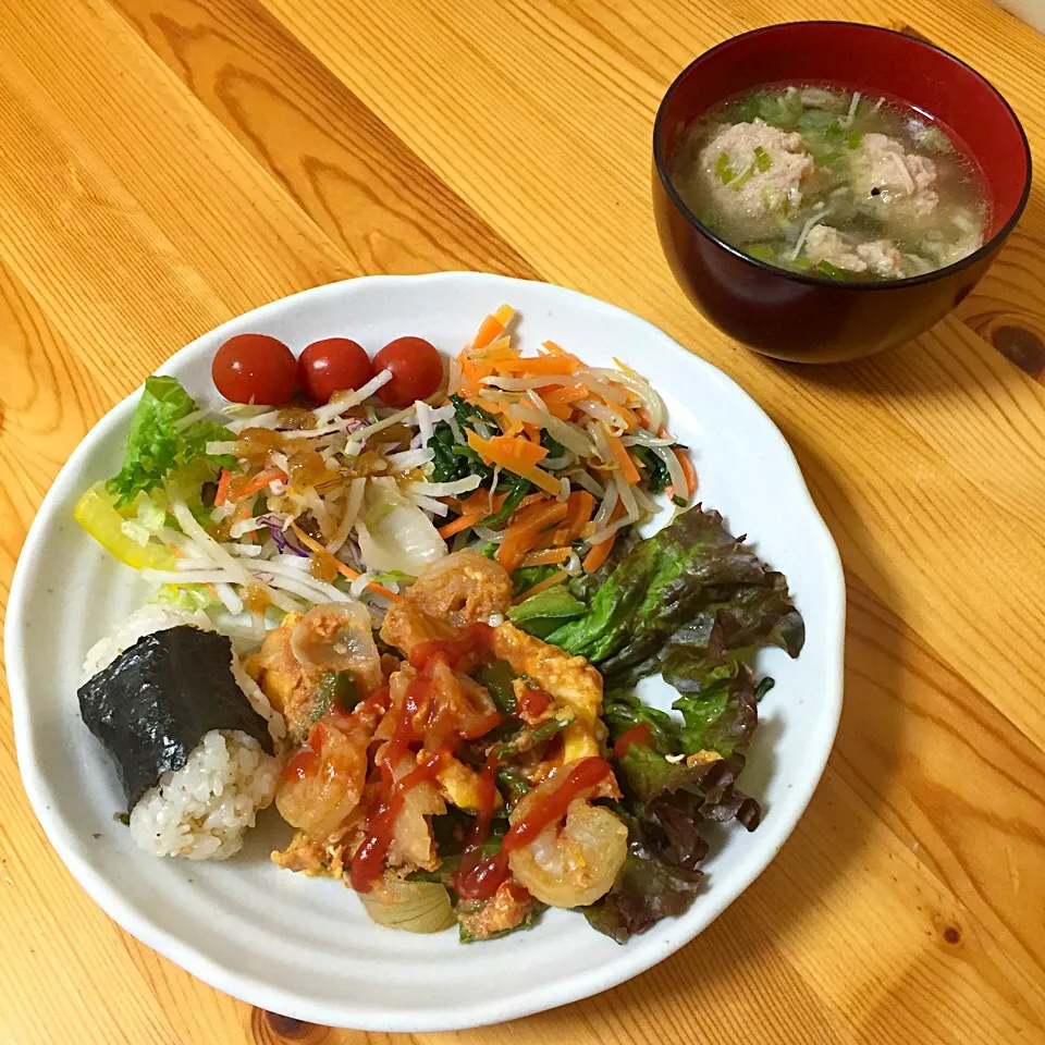 ワンプレート夕ご飯 えびと卵のケチャップ炒め ナムル 鶏団子ときのこのスープ 大根サラダ|sayaさん