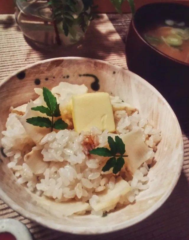 Snapdishの料理写真:風流料理人さんの料理 2日目の筍ごはんにバター醤油 #ウチのハーブ|こいさんさん