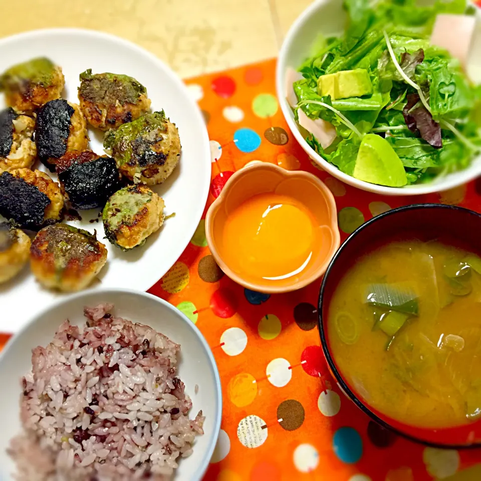 鶏つくねの梅しそ&のり包み
アボカドたハムのサラダ
玉ねぎとキャベツのみそ汁
雑穀ごはん|しまさん