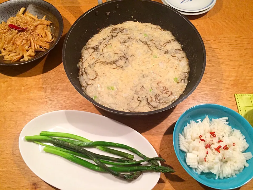 Snapdishの料理写真:長芋と玉ねぎとモズク焼き作ったら、ひっくり返せず、もんじゃ焼きになっちゃった…の巻
蕪の甘酢漬け
蕪の皮のきんぴら
庭のアスパラ|doc3387さん